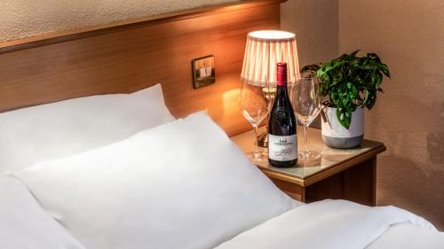 Holiday Hotel - image 2