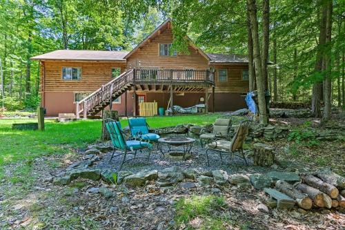 Spacious Cabin, 1 Block to Locust Lake Beach! in Pocono Lake, USA