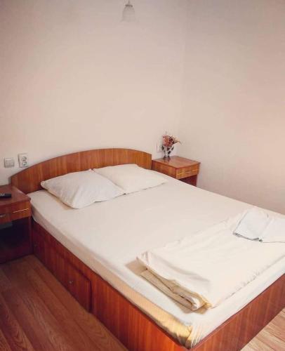 1 king bed, 1 twin bed