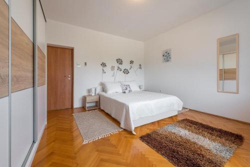 Apartment Villa Odesa with private pool - image 4