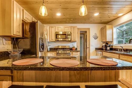 Squirrel's Landing - 1 Bed 1 Bath Vacation home in Big Bear Lake - main image