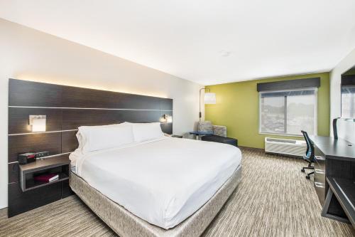1 king bed, 1 sofa bed