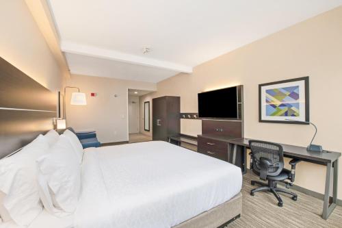 2 queen beds, 1 sofa bed