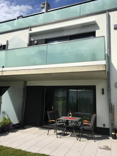 Aachen, moderne und gehobene 3 Zimmer- Ferienwohnung am Dreilanderpunkt D-NL-B