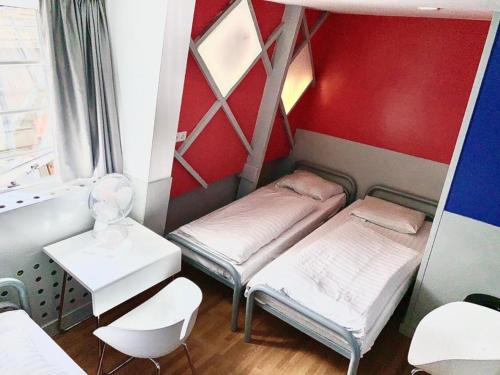 The White Tulip Hostel – Amsterdam, NY