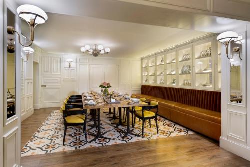 Boutique Hotel H10 Villa de la Reina - image 10