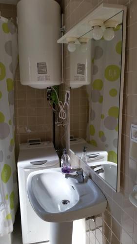 Studio apartment with sea view - image 10