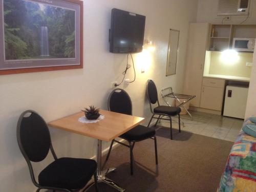 บริการและสิ่งอำนวยความสะดวก, โรงแรมค็อบอินแลนเดอร์ (Cobb Inlander Motel) in เฮย์