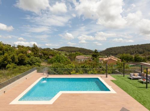 . House with swimming pool in Penedes area