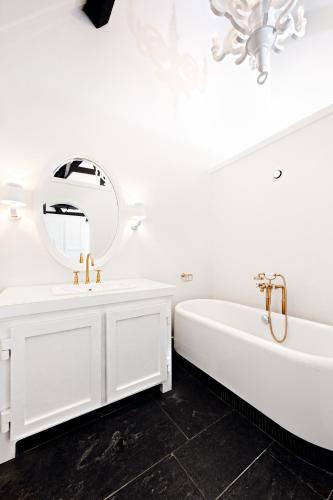 Bathroom, Teaching Hotel in Kommelkwartier