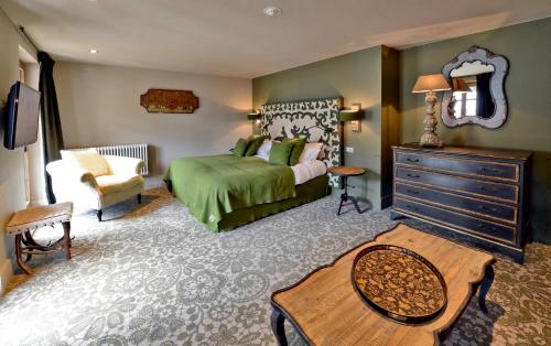 2 twin beds, 1 sofa bed
