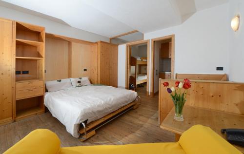1 queen bed, 1 bunk bed