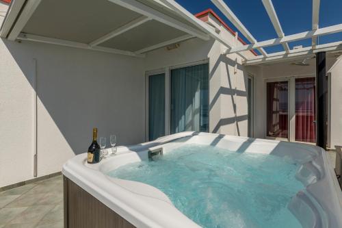 Seaside Penthouse with Hot Tub SKY LIVING, Split (photo 7)