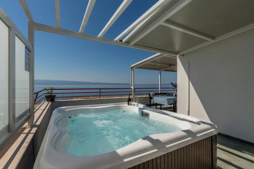 Seaside Penthouse with Hot Tub SKY LIVING - Split Seaside Penthouse with Hot Tub SKY LIVING - Split