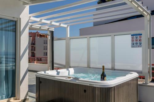 Seaside Penthouse with Hot Tub SKY LIVING, Split (photo 10)
