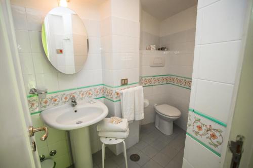 Standard Double Room image 10
