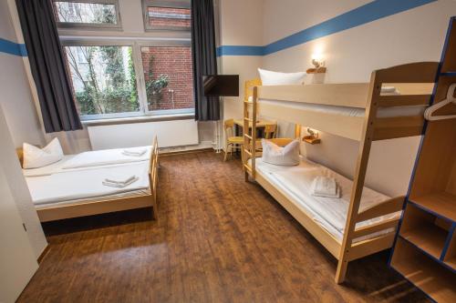 1 queen bed, 2 bunk beds