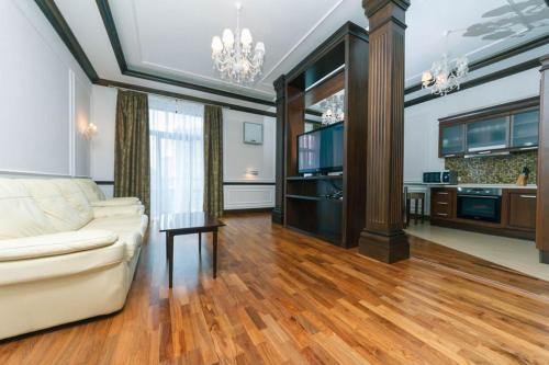 View apartment on the main street Khreshchatyk 17 - image 3