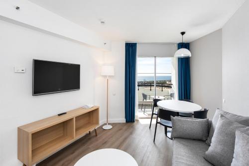 One-Bedroom Apartment with Marina View