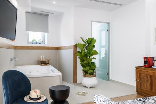 Deluxe Suite with Spa Bath image 5