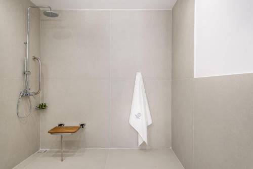 Queen Room - Disability Access image 1