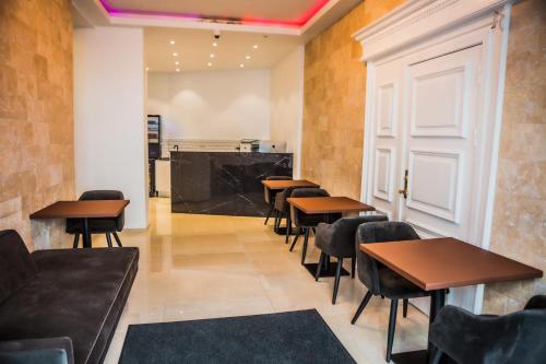 A Hotels City image 24