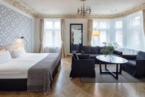1 queen bed, 1 sofa bed