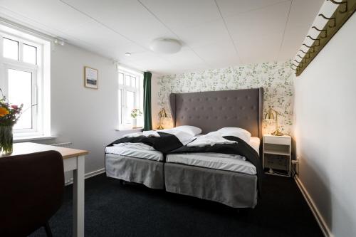 2 twin beds, 1 sofa bed
