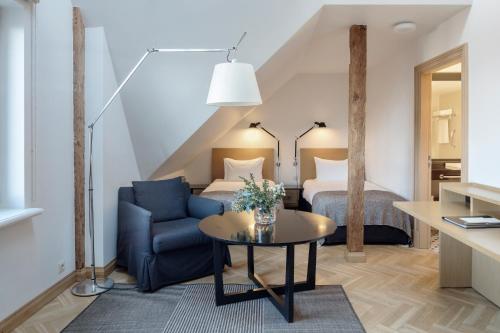 2 twin beds, 1 sofa bed