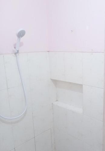 D'Kost Ketintang Room Type - Standard Double Room with Fan