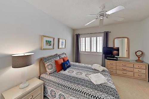 Spacious Fourth-Floor Oceanfront Resort Condo condo - image 9
