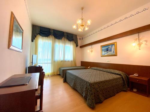 Triple Room with Side Sea View image 7