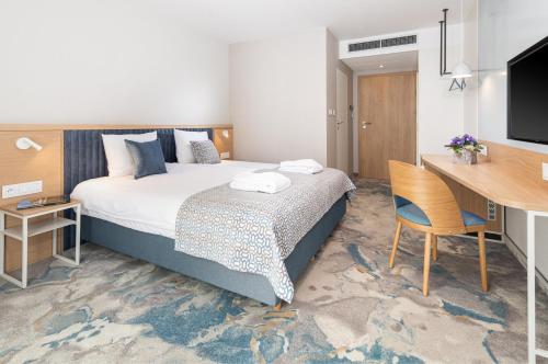 2 twin beds, 1 futon bed