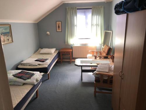 2 twin beds