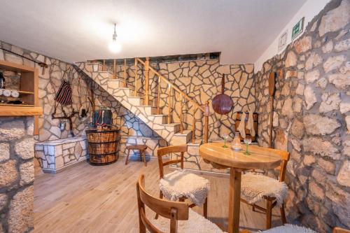 Iekārtas, Villa Lazini Dvori in Staševica