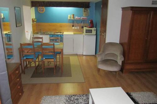 studio meublé dans maison de village (studio meuble dans maison de village) in Mende
