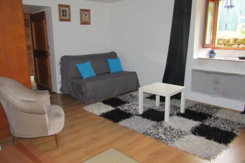 studio meublé dans maison de village (studio meuble dans maison de village) in Mende