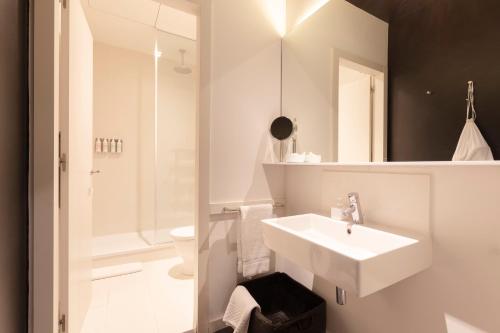 DestinationBCN Universitat Apartments