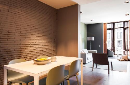 DestinationBCN Universitat Apartments