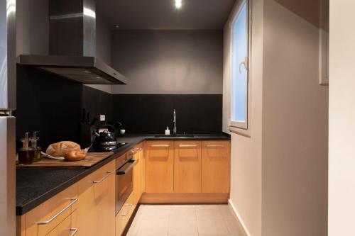 DestinationBCN Universitat Apartments Room Type - Two-Bedroom Apartment with one bathroom and Street view (II)