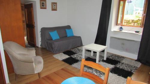 studio meublé dans maison de village (studio meuble dans maison de village) in Mende