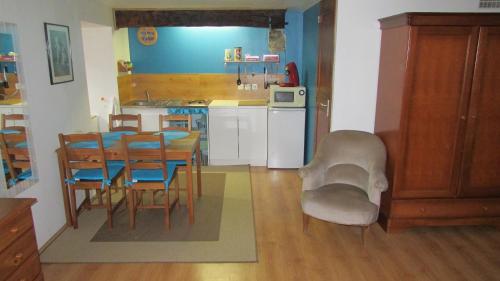 studio meublé dans maison de village (studio meuble dans maison de village) in Mende