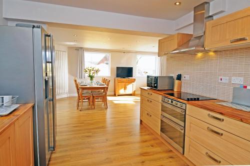 Whitby Spacious Rugby Field Cottage with off-street parking and EV fast point for electric cars - Whitby