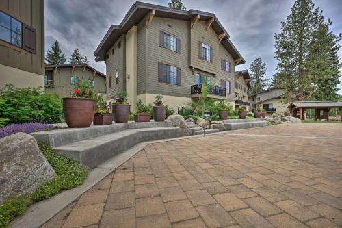 Modern Townhome with Fire Pit in Downtown McCall