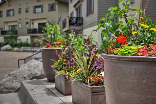 Modern Townhome with Fire Pit in Downtown McCall