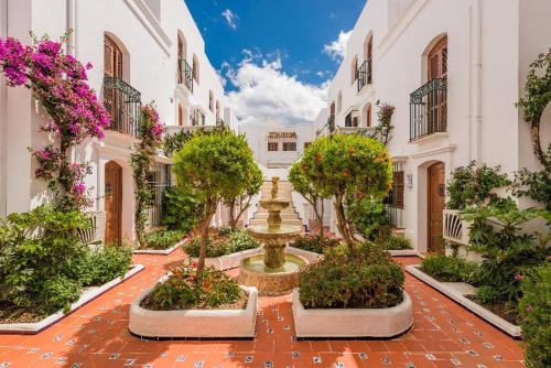 Macdonald Villacana Resort Macdonald Villacana is perfectly located for both business and leisure guests in Estepona. Both business travelers and tourists can enjoy the hotels facilities and services. To be found at the hotel 