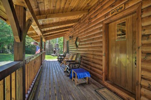 Ski Lodge Mtn Retreat with Fire Pit, Deck and Views! in 普拉茨堡