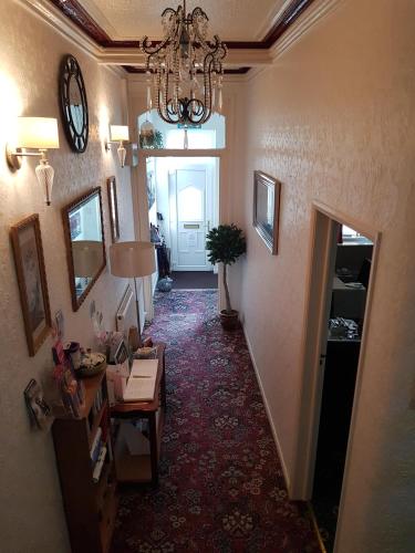 Thornhill Hotel - image 2