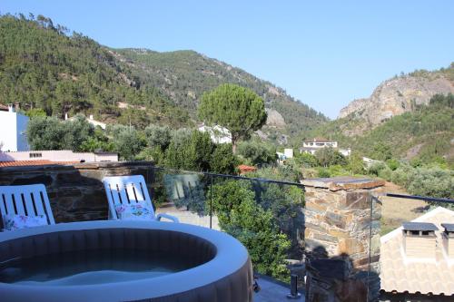 Karstais baseins, O Palheiro - Vista Panorâmica e Jacuzzi (O Palheiro - Vista Panoramica e Jacuzzi) in Sobreira Formosa