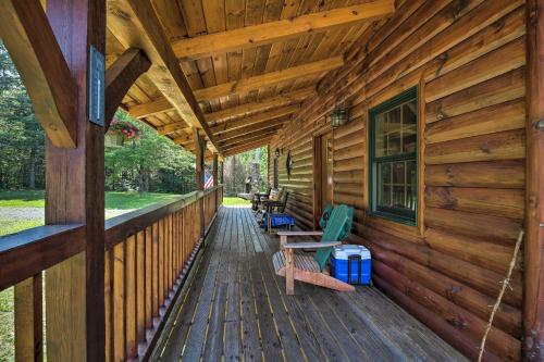 Ski Lodge Mtn Retreat with Fire Pit, Deck and Views! in 普拉茨堡